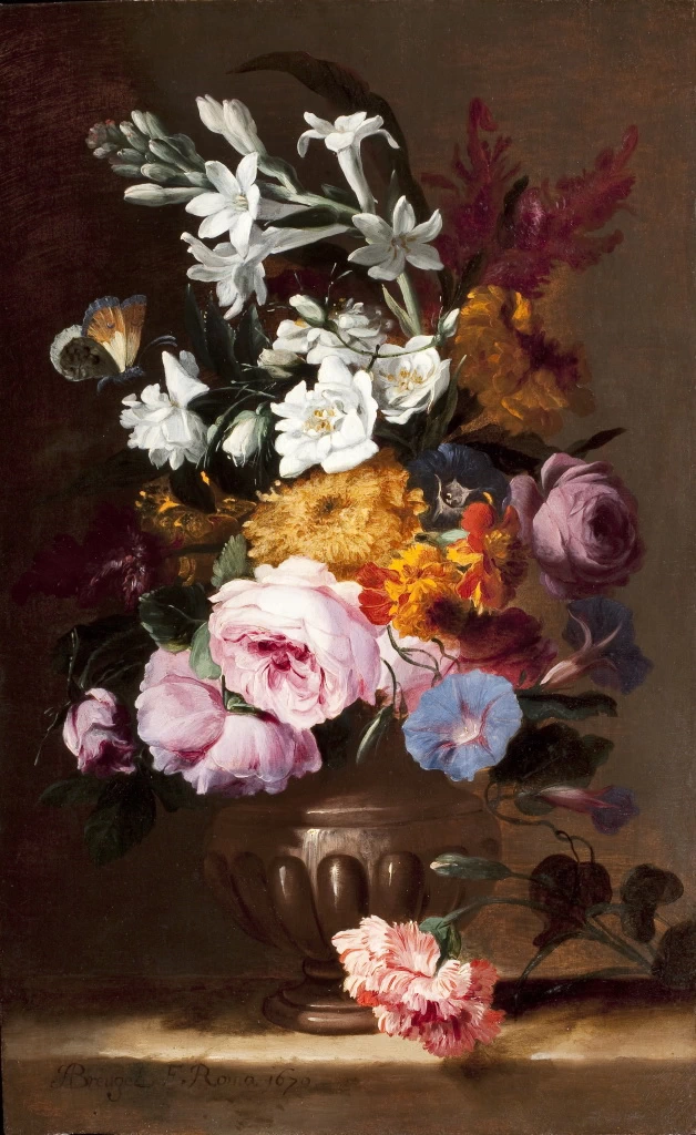 Rose, gelsomini, primule e altri fiori in un'urna su un davanzale di pietra